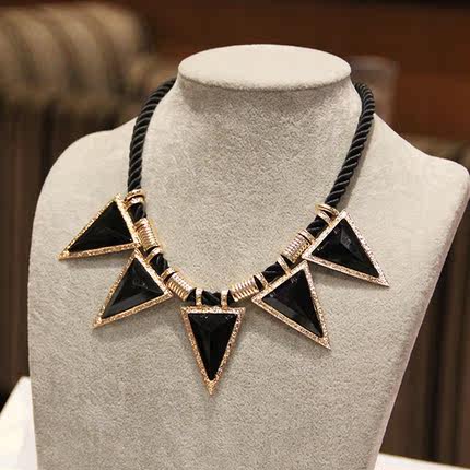 朋克风潮黑水晶小三角欧美夸张韩版配饰装饰短款锁骨链颈链项链女